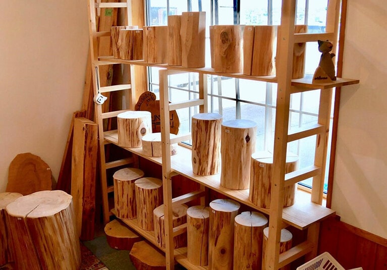 丸太は直径や高さにより値段が変わりますが、直径20cmくらいのもので、2,000〜6,000円程度。