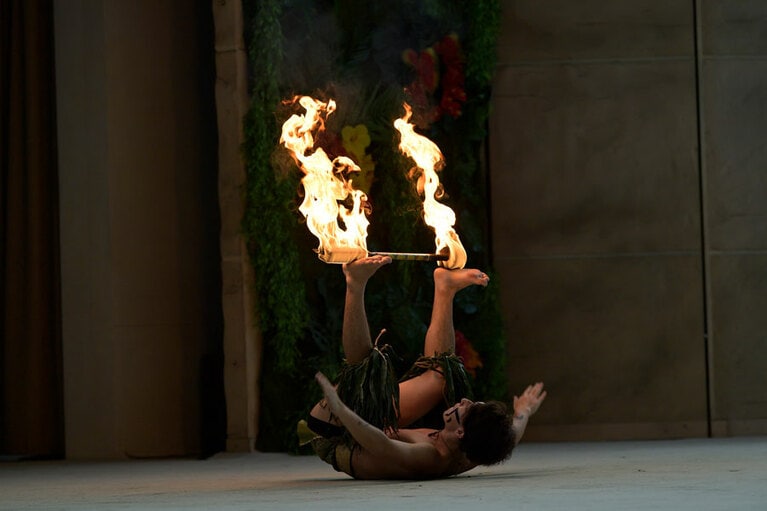 まるで曲芸。足裏に火のついたナイフを載せるこんなパフォーマンスも。