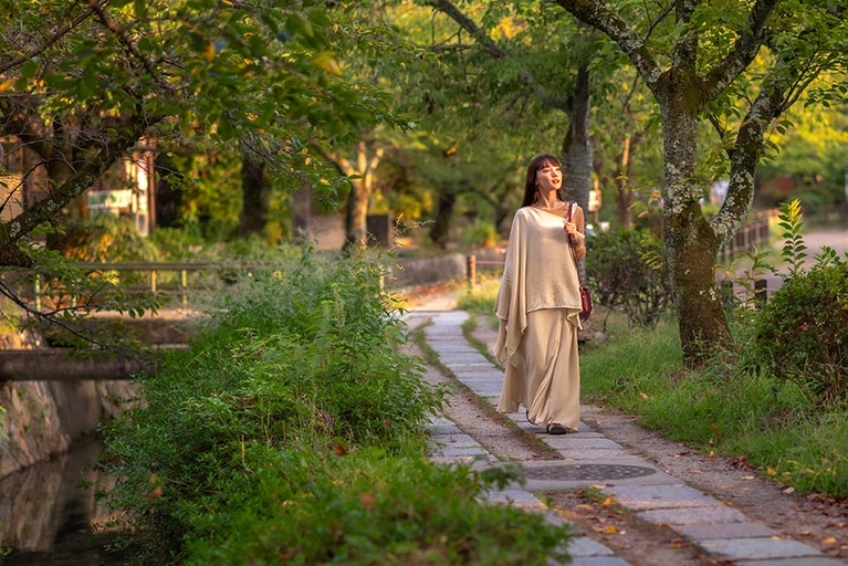 赤みを帯びた美しい西陽を浴びて思索に耽ってみる。