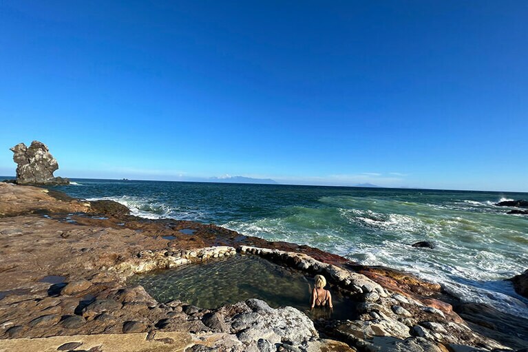 大海原に面した豪快な景色の中で、とっておきの湯浴み。