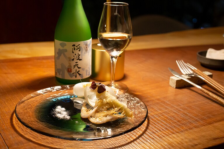 ペアリングは6杯 6,600円。料理は「富山湾白海老フリット」。