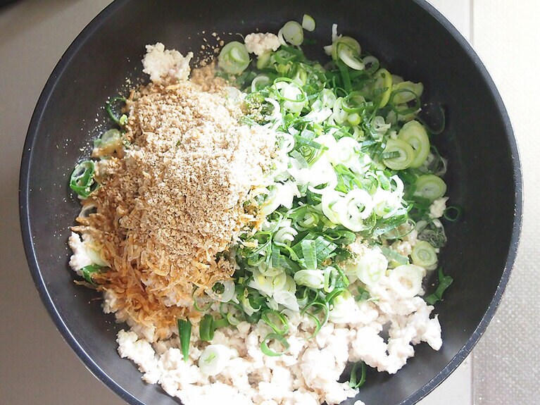 鶏肉に火が入ったら、（1）の長ネギと生姜、白すりごま、干しエビを入れる。