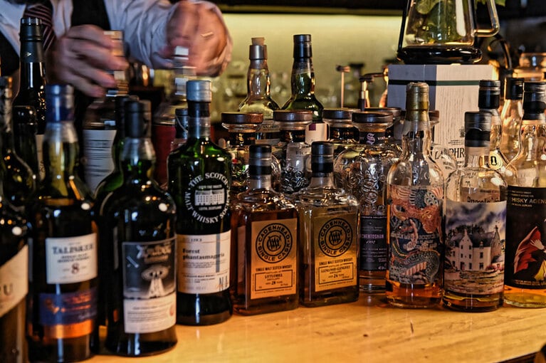 実はウイスキーの品揃えも相当なもので、ボトラーズのスコッチウイスキーを中心に約300種類。モルトバーにも負けないほどのラインナップに、ウイスキー目当ての来客も多い。