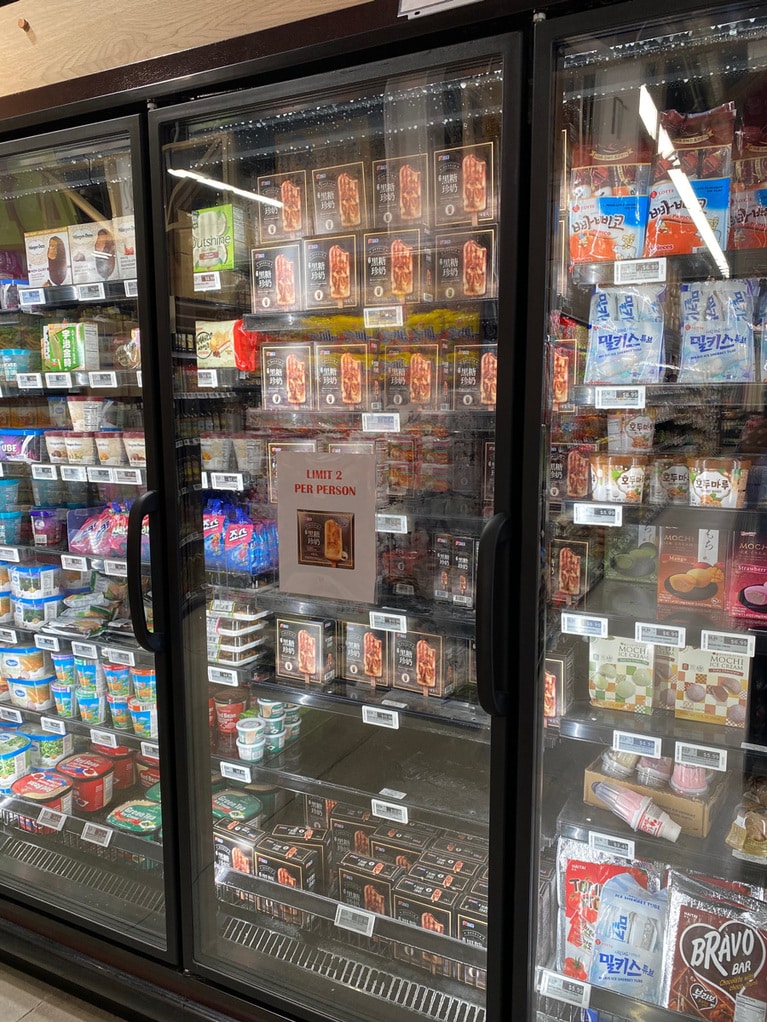 「お一人様2個まで」の張り紙に、「2個もいいの!?」と思ってしまう(笑)。こんなにいっぱいあっても次から次へと飛ぶように売れていきます。