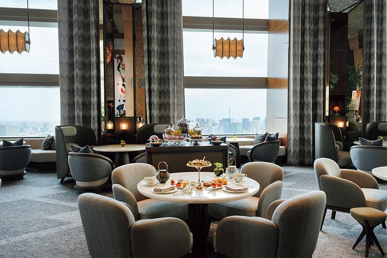 写真奥のデザートトロリーで目の前に運ばれる、季節により変わる小菓子を取り分けるサービスも開始。