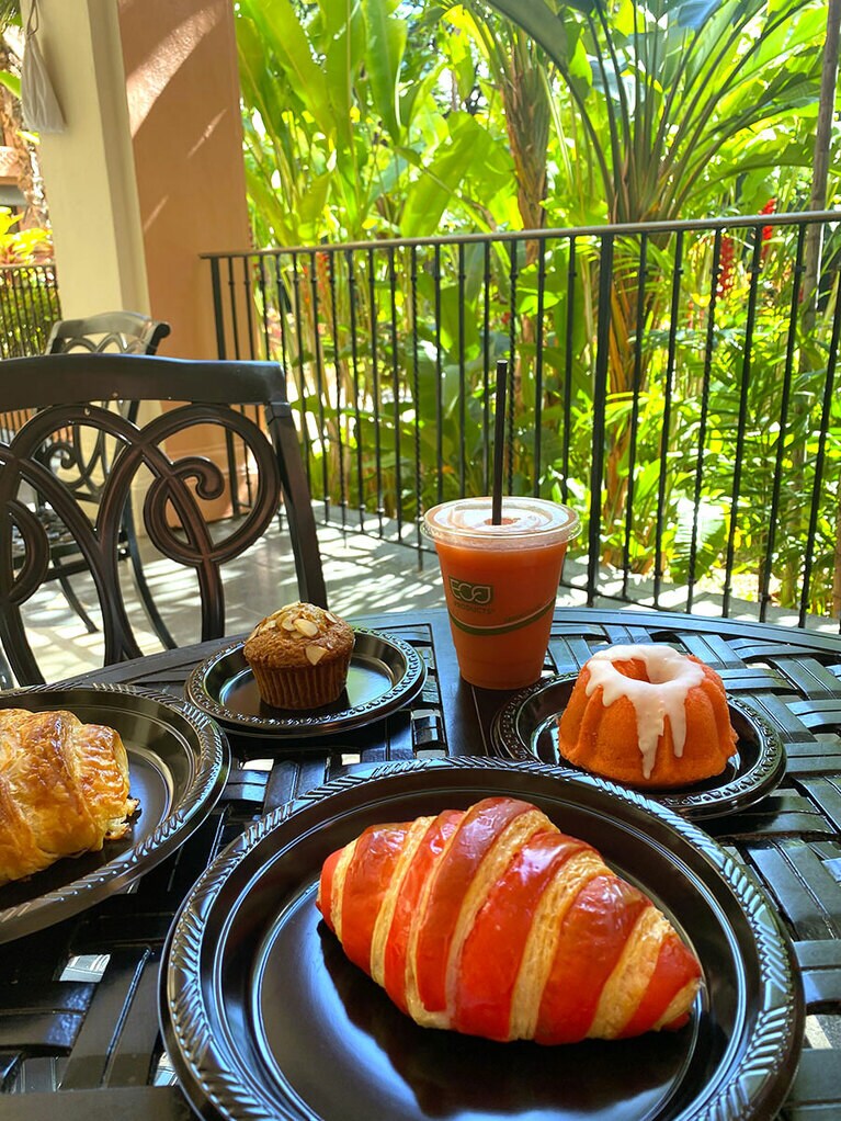 バナナ・マフィン4.5ドル（奥）、ロイヤル・ハワイアン・カスタード・クロワッサン6.5ドル（手前）／ロイヤル・ハワイアン・ベーカリー