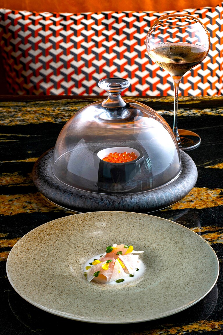 繊細なソースをまとった鮮魚に、濃厚なイクラを大胆にも好きなだけのせて味わう一皿「天然カンパチ イクラの瞬間燻製 白ポン酢 秋大根」。