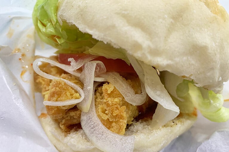 オリーブチキン＆ヤンニョムソースは、レタスやトマトなど野菜との相性も抜群に良いことを発見！