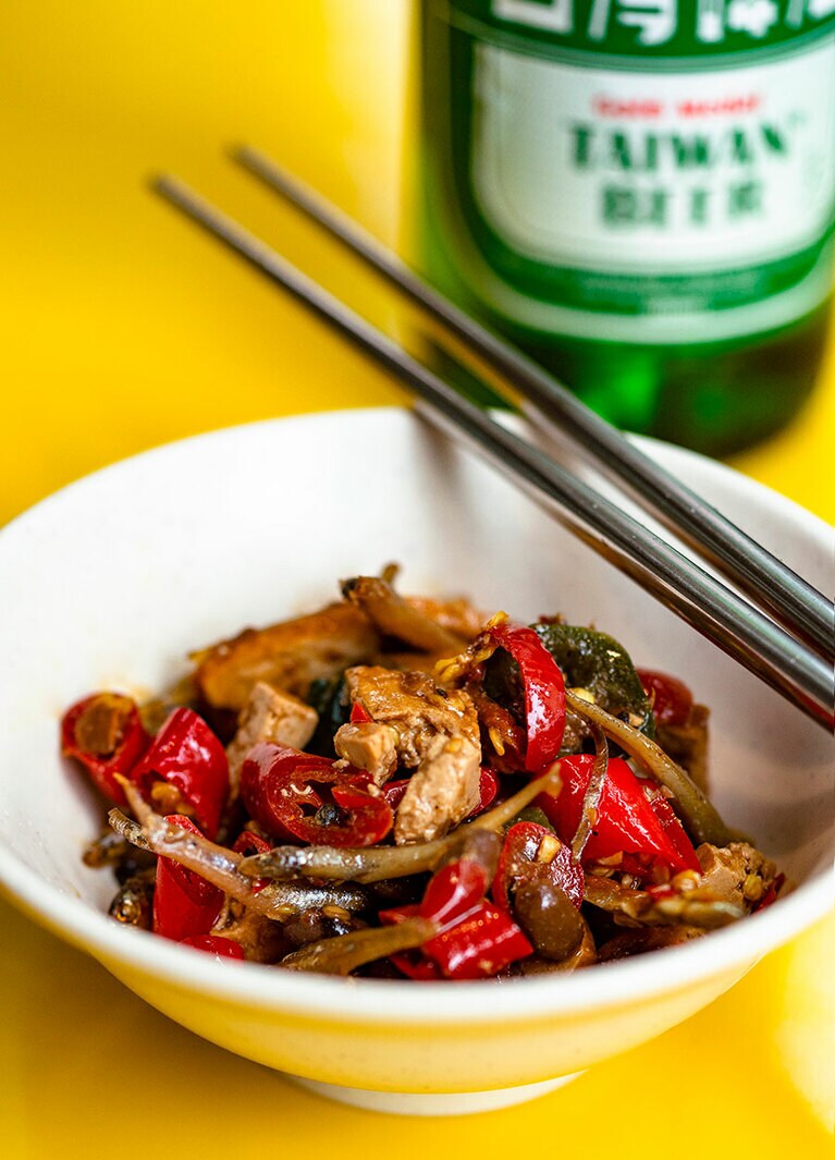 煮干しと干し豆腐のピり辛あえ「小魚豆干(シャオユイドウガン)」無料。自分で小器に取り、「まずはビールを飲みながら、今日は何を食べるか吟味」