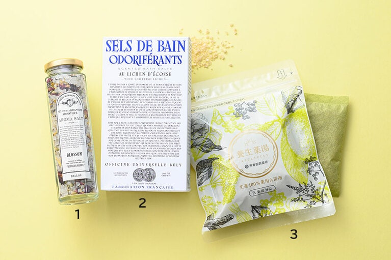 1：花びら入りのヒマラヤ岩塩で優雅なバスタイム。アロマ バスソルトBLOSSOM 160g 2,145円／BALLON 
2：ゲランドの塩が神秘的な森の香りに。セル・ドゥ・バン・オドリフェラン リケン・デコスの香り 500g 4,510円／オフィシーヌ・ユニヴェルセル・ビュリー 
3：お湯に溶け込んだ生薬の香りに落ち着く。養生薬湯［医薬部外品］5包 1,650円／再春館製薬所