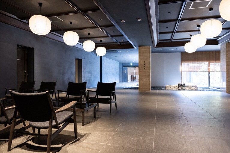 九州の伝統的文化で設えたロビー。