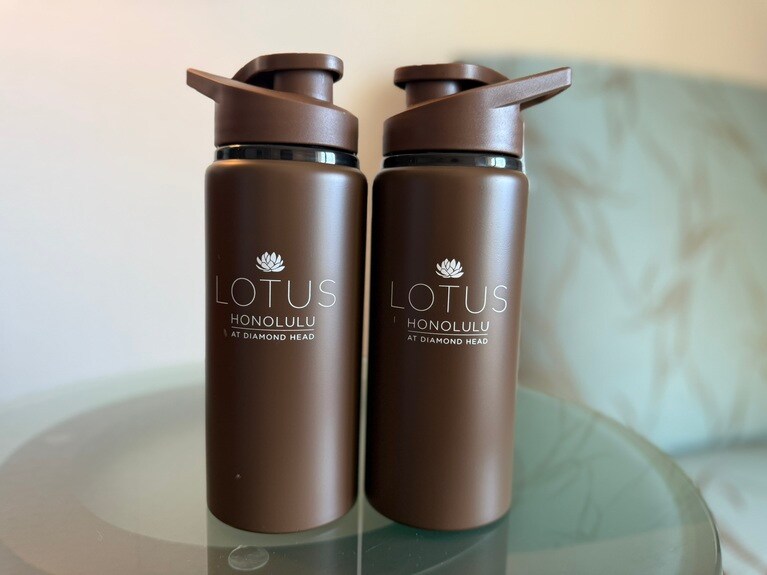 客室には、ホテルロゴ入りのウォーターボトルが備わっています。