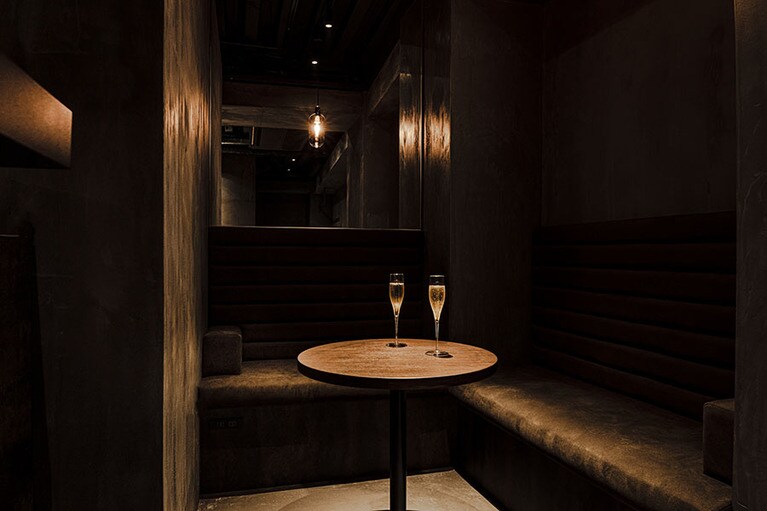 店の奥に設けられた半個室のソファー席。