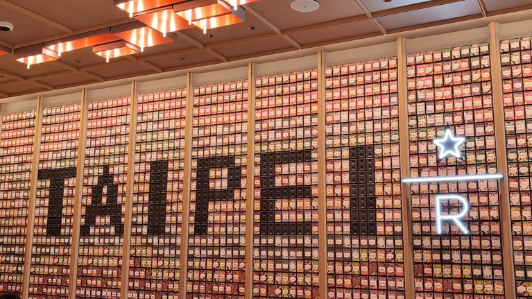 無数のコーヒー豆のカードが並ぶ壁。