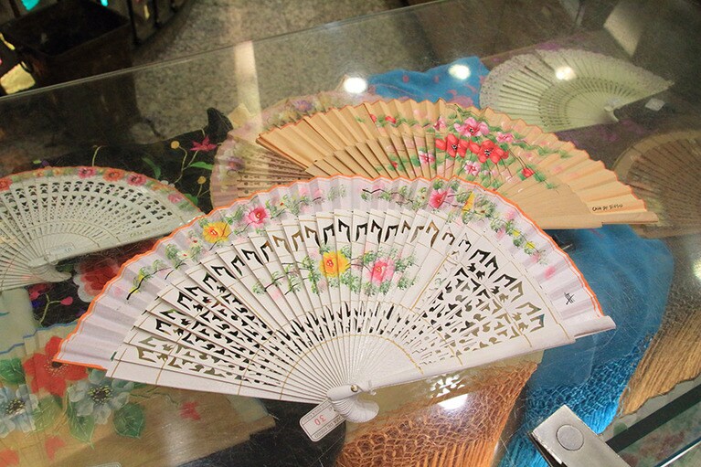 こちらは現代の扇子。レースのように彫られた木のベースに美しい絵が描かれている。