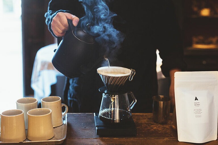 オリジナルのマグカップは陶芸家・大園篤志さんによるもの。