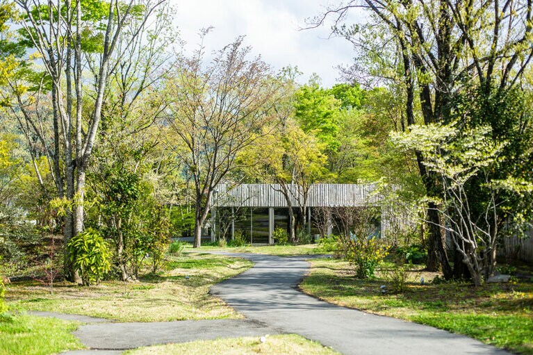 山荘わらび野［大分／由布院温泉］庭園から眺める外観。