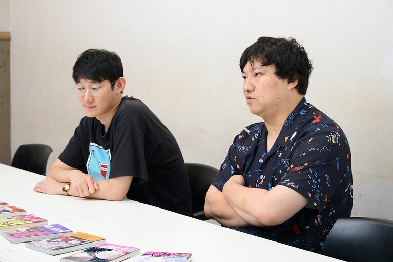 インタビューに答えてくれた、ロングコートダディのおふたり。