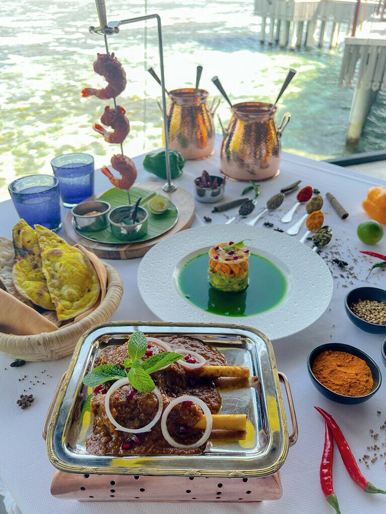 営業時間外の昼間に撮影させてもらった「バラーバル」の料理。手前から、骨付きラムのシチュー、ロブスターとアボカドのチャートとジャールパーニ、スパイスを利かせたエビの串焼き。タンドールで焼いたナンとともに。