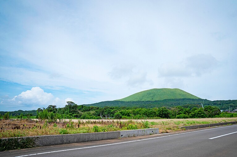 鬼岳は明るい緑色の芝生が目印。標高315メートル。