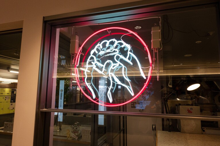 餃子を包む手さばきをモチーフにした、かわいいロゴマーク。