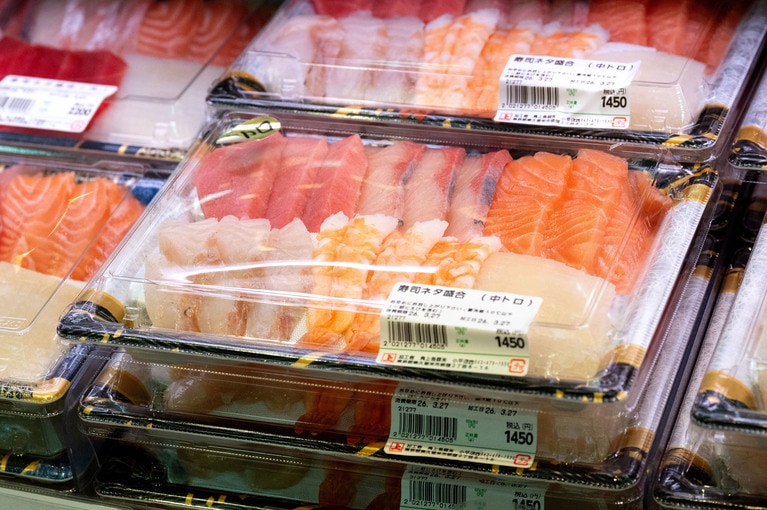 寿司ネタの刺身盛り合わせも。手巻き寿司パーティーに便利！