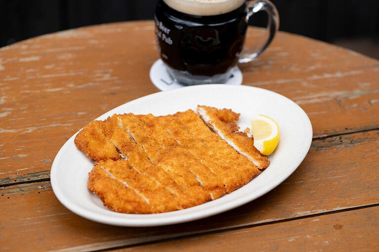 「チキンシュニッツェル」800円。サクサク食感にジューシーな鶏肉の旨み。