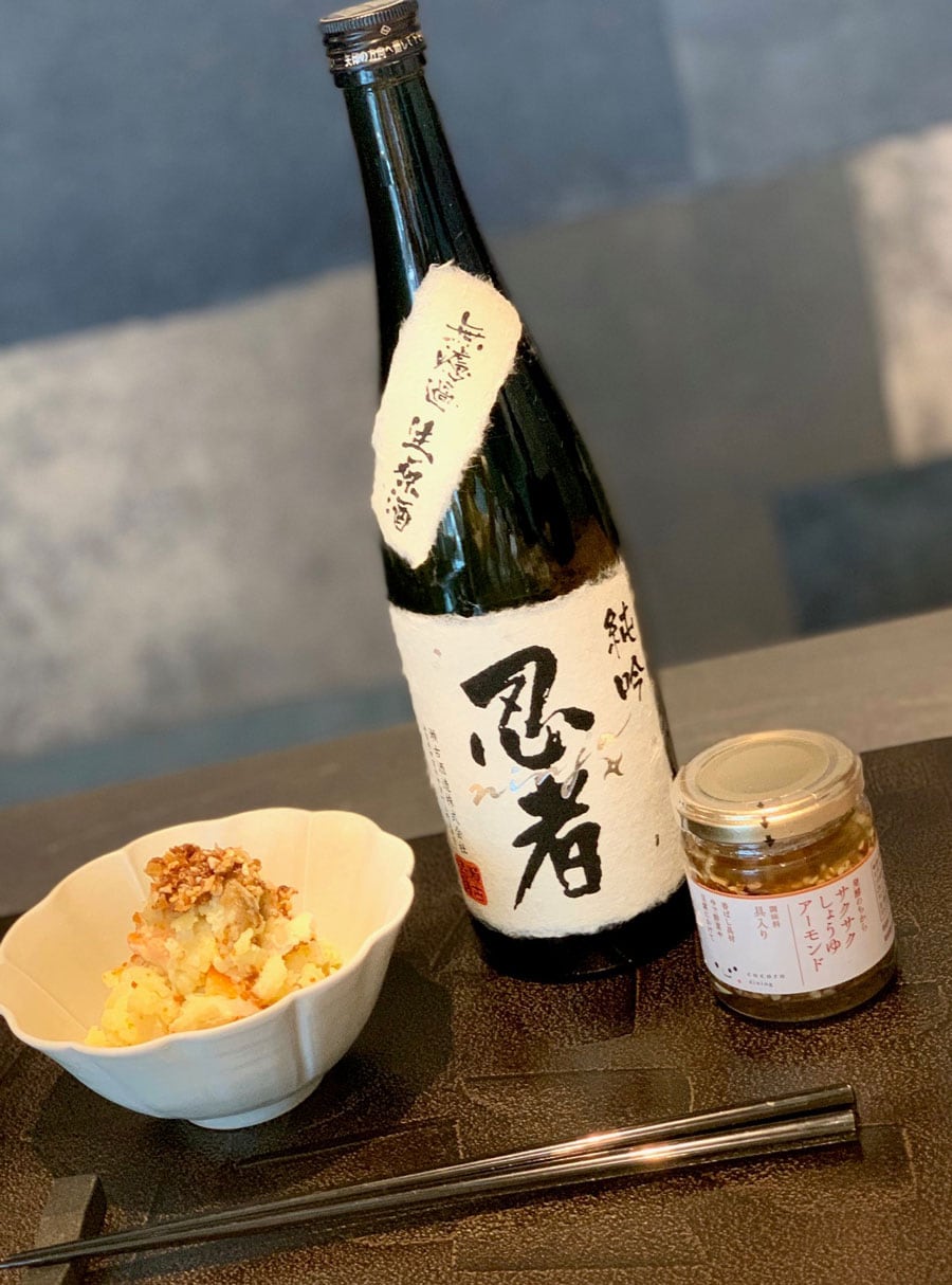 販売セットに含まれるアイテムのひとつ、「サクサクしょうゆアーモンド」を使ったポテトサラダが完成。日本酒との相性も抜群！