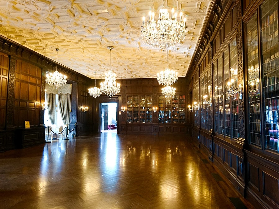 家紋が装飾された天井のシャンデリアが印象的な図書室。