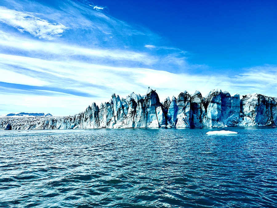 氷河の高さは水面から30メートルほど。