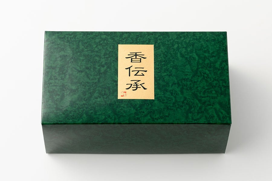 金澤茶舗「なつめ缶(紅白セット)」2,430円 (加賀の紅茶50g、加賀棒茶30g)／石川県