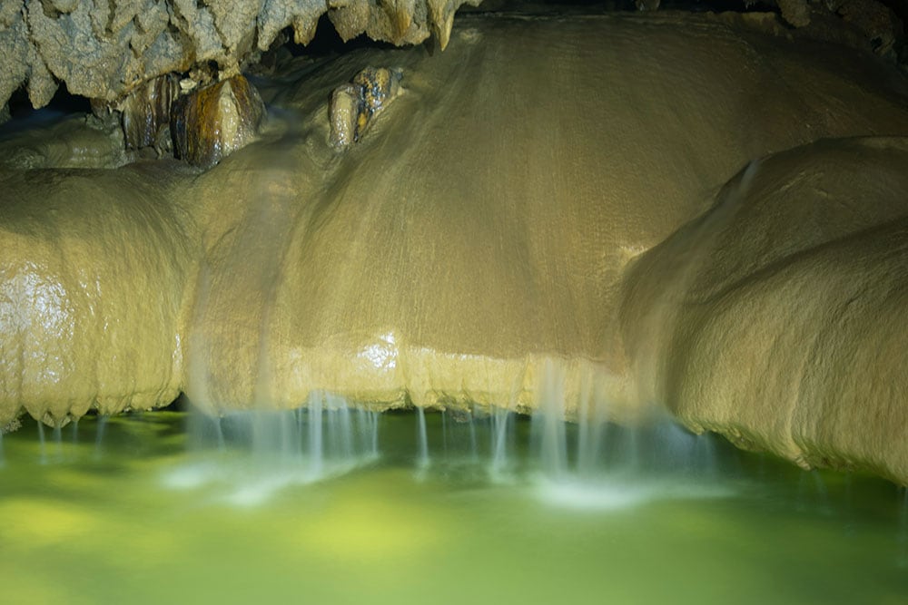 洞窟内では、鍾乳石の形状により水の溜まるプールや滑り台と呼ばれる小さな滝も。