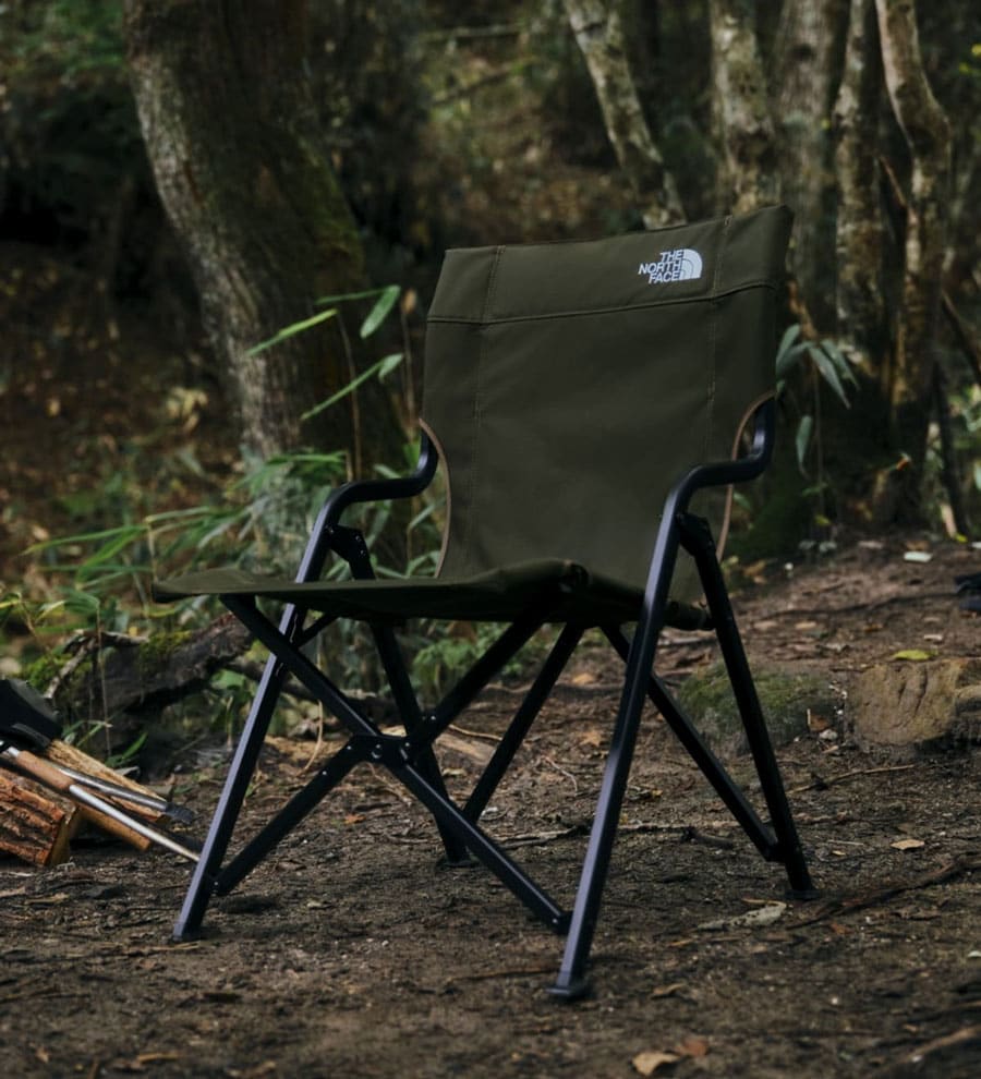 TNF Camp Chair Slim　16,500円。アームレストを本体フレームと一体型した、シンプル且つスリムなチェア。収納時には縦長の形状になるので、クルマへの積載時も場所を取らず、持ち運びも容易。生地には高強度のコーデュラバリスティックを採用しているので、高い耐久性も確保。