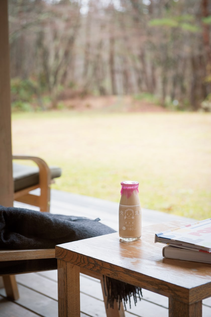 【ホテリ・アアルト】ゲストにひそかに人気のコーヒー牛乳は福島の「べこの乳」のもの。温泉に浸かった後に。 photo: Akemi Kurosaka