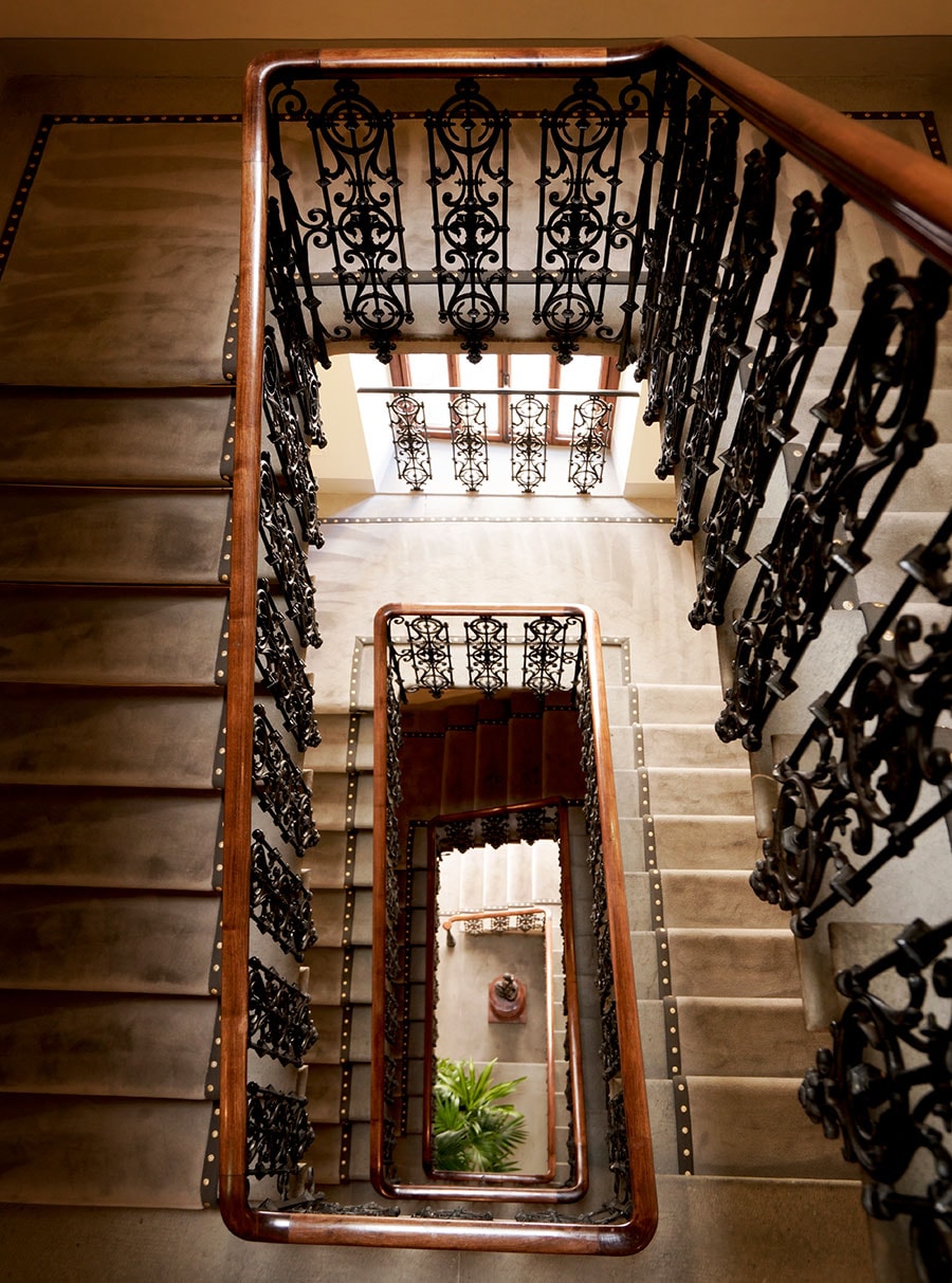 グランドツアー時代の面影を残す大階段や廊下も、当時の素材や色に忠実に修復。輝きが蘇る。