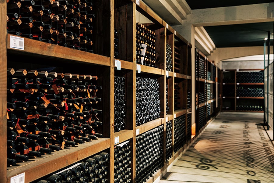 【Winerystay TRAVIGNE】初年度からすべてのヴィンテージが眠るワインの貯蔵庫。ワイナリーツアーで見学可能。Photo: Masahiro Shimazaki