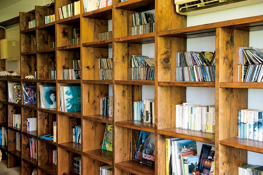 カフェにあるオーナーの蔵書本棚。宿泊者は本を借りて部屋でも読める。