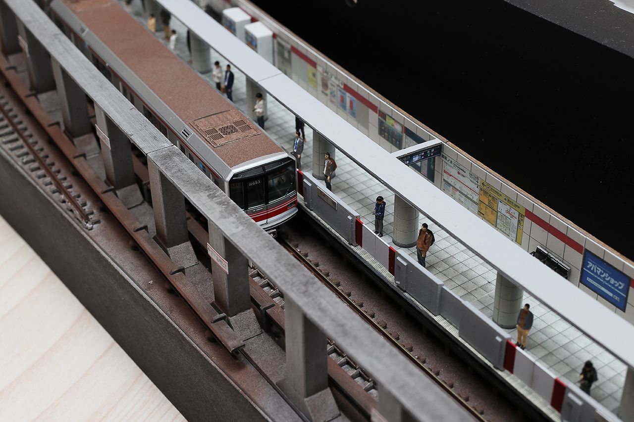 天板を外すと、作り込まれた地下鉄御茶ノ水駅の様子がよくわかる