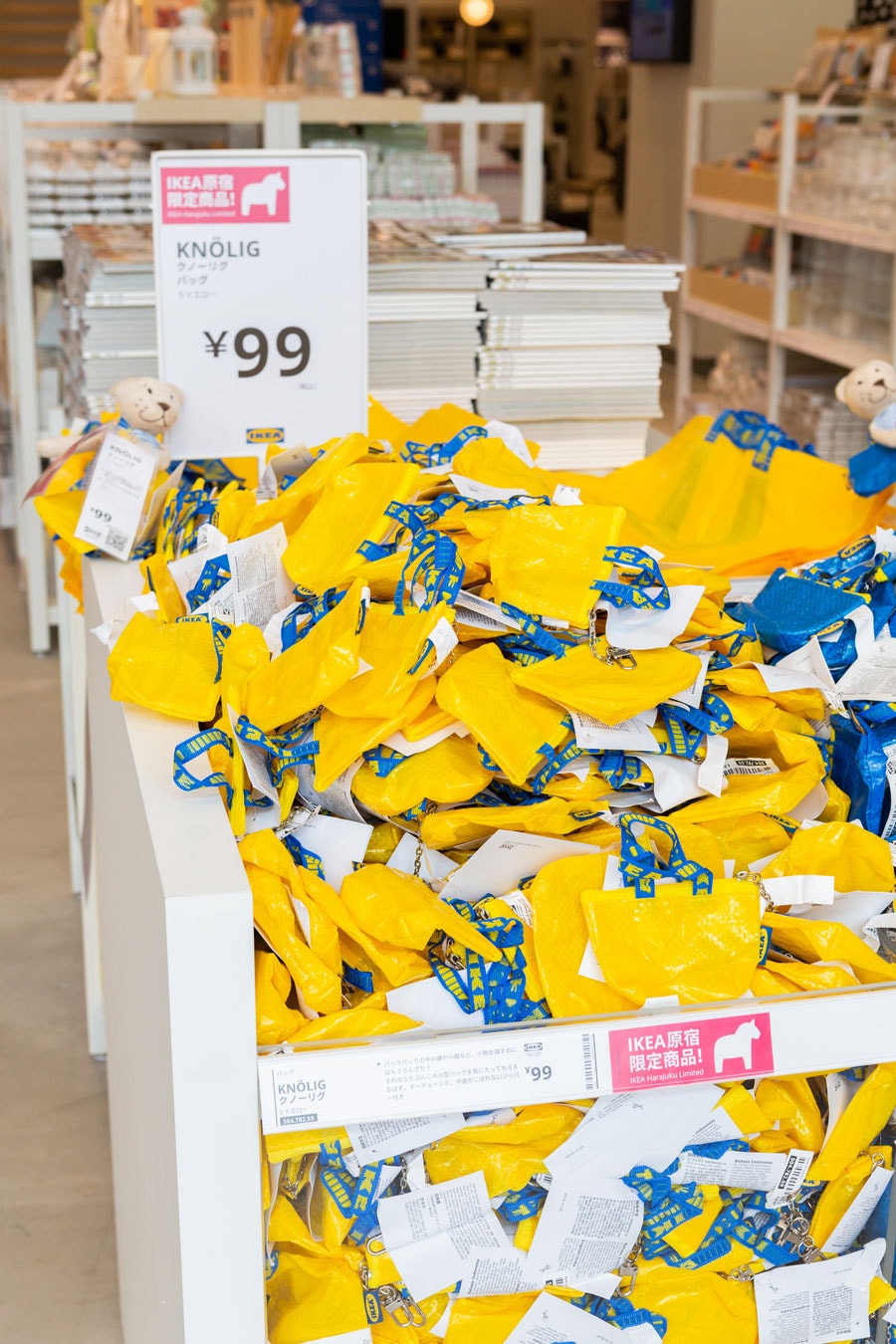 KNÖLIG/クノーリグバッグイエロー 各99円。IKEA原宿限定販売。