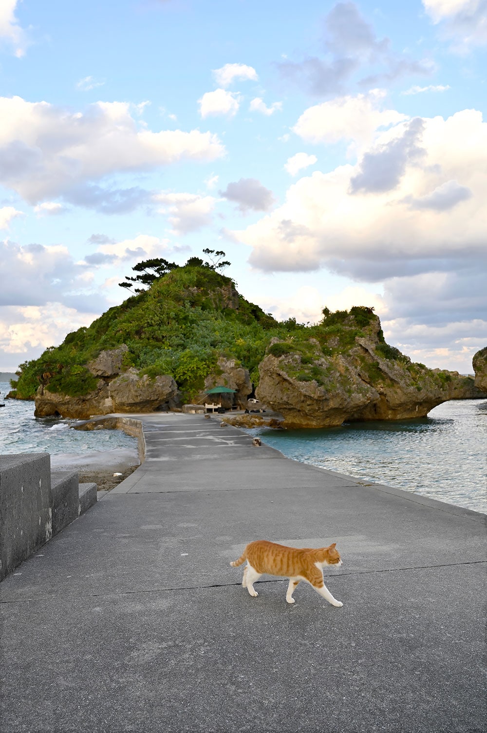 浜比嘉島は、琉球創生の神話が息づく神聖な島。アマミチューの墓は、琉球の祖神アマミキヨが眠ると言い伝えられる。