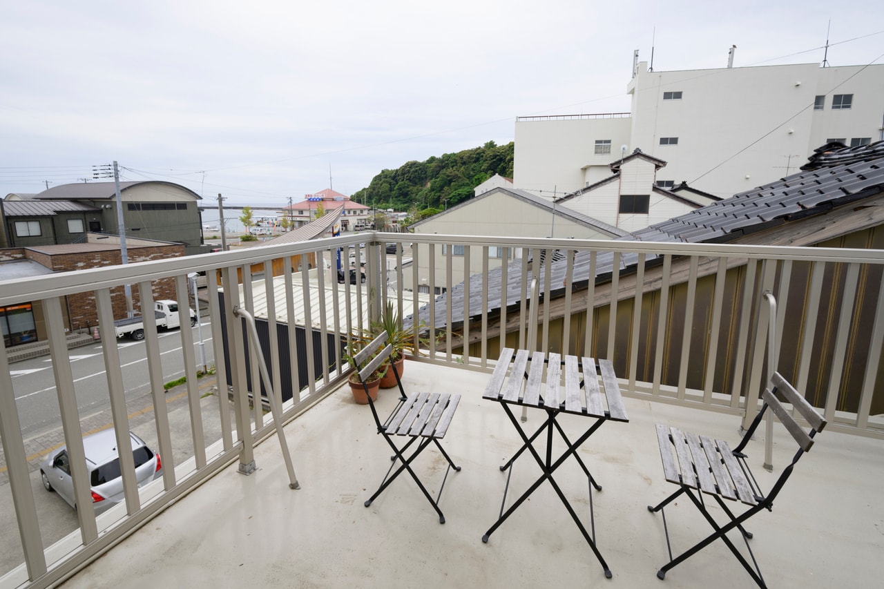 デラックスツインのお部屋には気持ちのよいテラスが。夏の小木港祭り花火大会の特等席はここで決まり。毎年3尺玉も上がるそう。