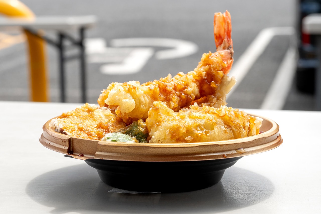 海老天の大きさに驚く「海鮮天丼」700円。穴子、キス、イカ、野菜天入り。