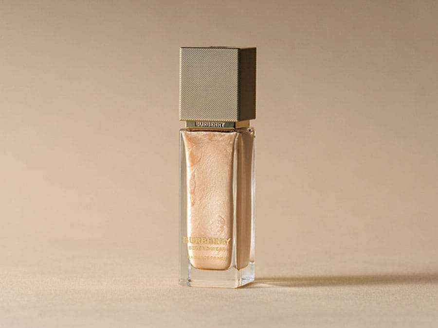 バーバリーならではの品格と洗練性で、大人の女性の肌をより美しく、上質に引き立てる。バーバリー ビヨンド ウェア ラディアンス プライマー 30mL 7,370円／バーバリー ビューティ