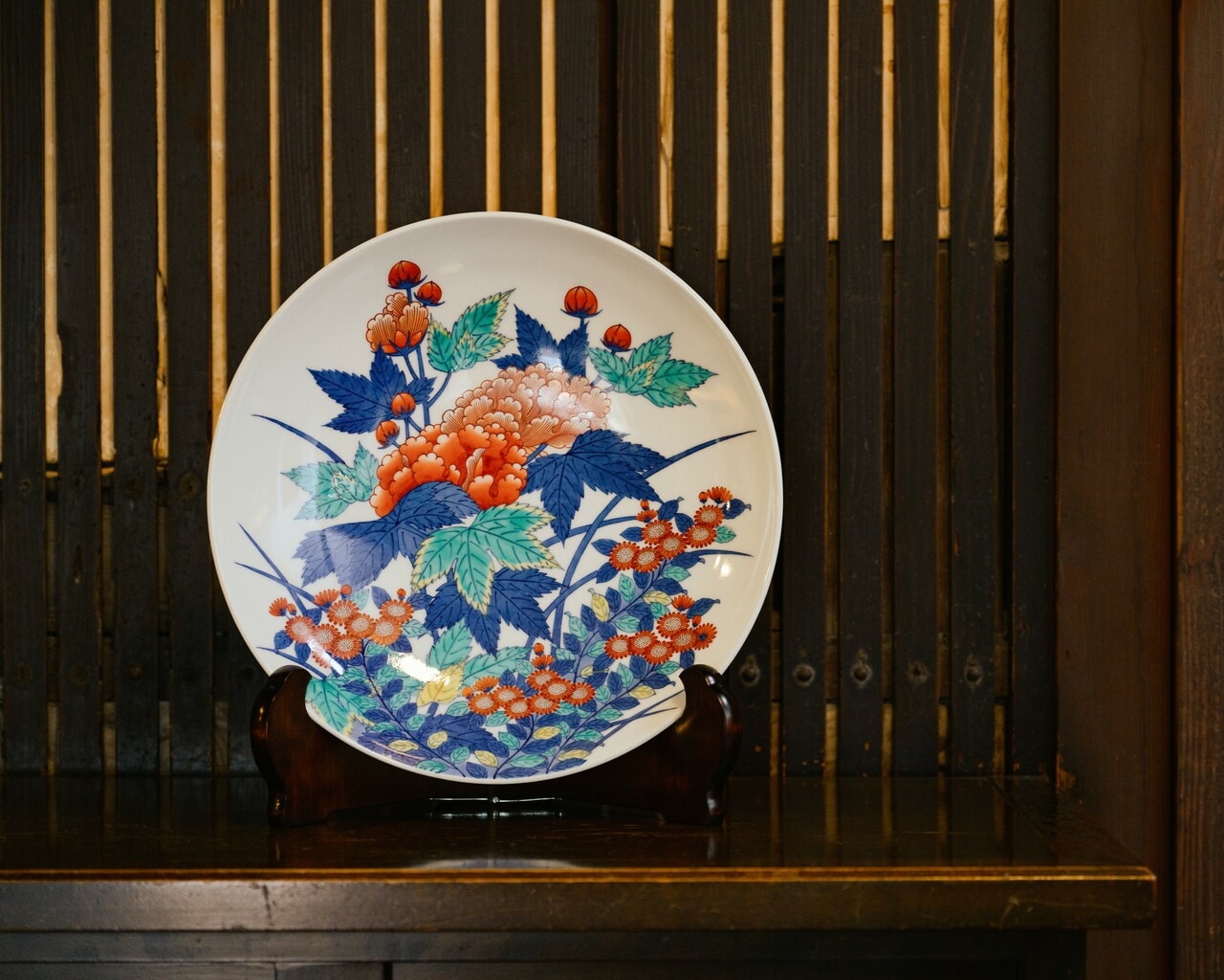 窯元では陶房の職人が手がける器も購入できます。