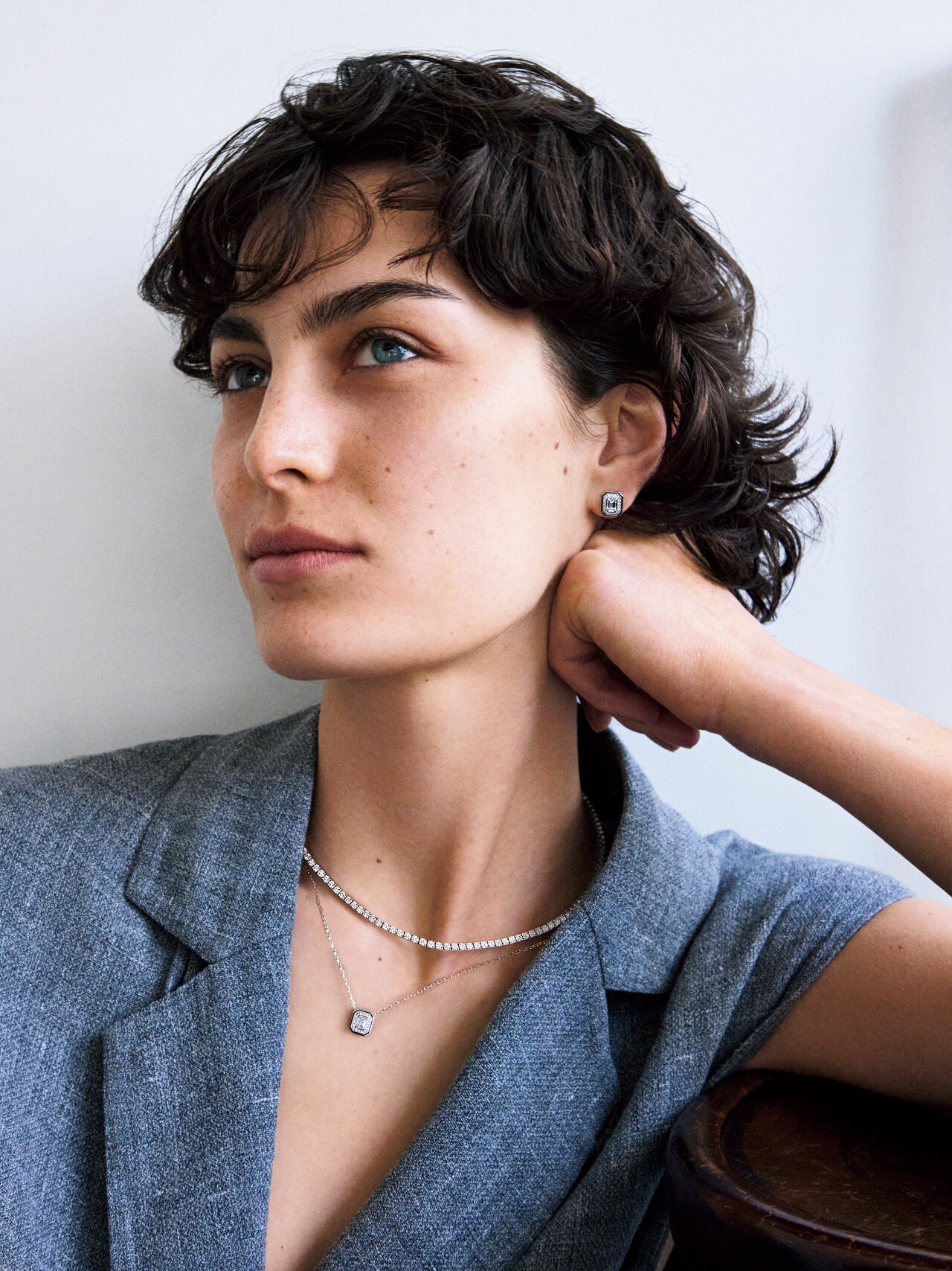 「ヴァンドーム リズレ」スタッズイヤリング（WG×ダイヤモンド×ブラックラッカー） 2,164,800円、ペンダント（WG×ダイヤモンド×ブラックラッカー） 1,201,200円、「リヴィエール ヴァンドーム」ネックレス（WG×ダイヤモンド×ロッククリスタル） 8,316,000円（すべて予定価格）／ブシュロン（ブシュロン クライアントサービス0120-230-441）　ベスト 101,200円／ポステレガント（ポステレガント 03-5738-8507）