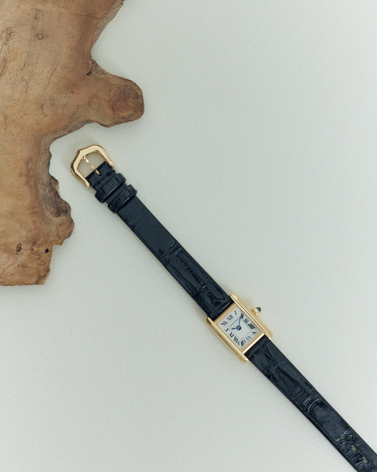 時計「タンク ルイ カルティエ」（YG、24×16.5mm、クォーツ）1,438,800円／ カルティエ（カルティエ カスタマー サービスセンター）