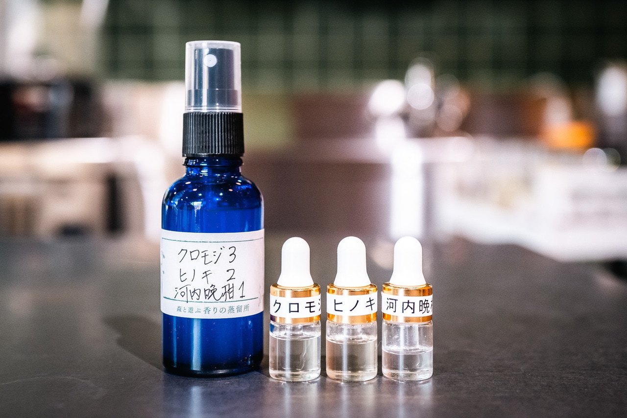 アロマミスト（写真左）の完成。精油の組み合わせと分量の割合によって香りはかなり異なるので、自分好みのバランスを見つけてみたい。