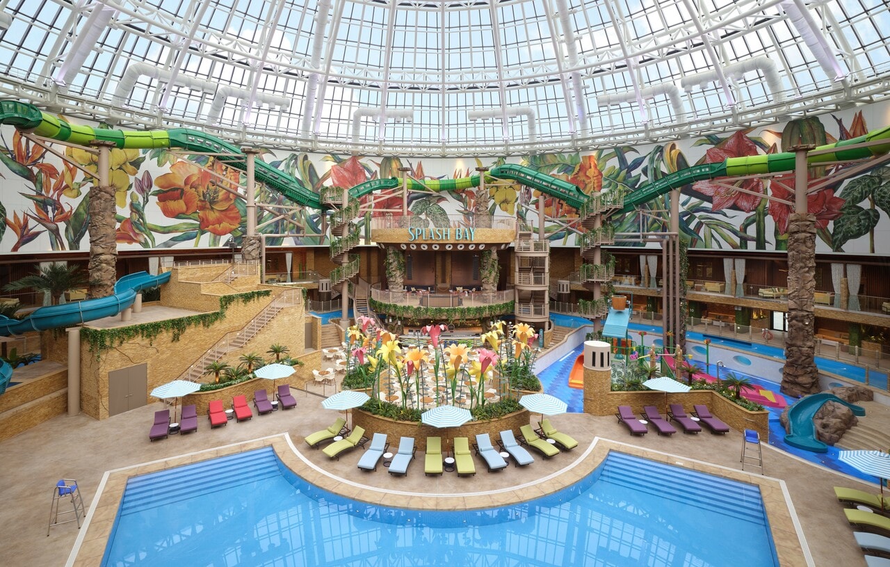 スリル全開のウォータースライダーはぜひ一度体験して。