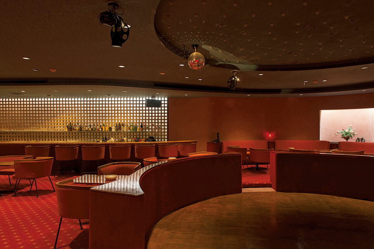 昭和レトロなナイトラウンジ。曲線を描くカウンターなど、吉村順三建築を当時のまま伝える貴重な空間。