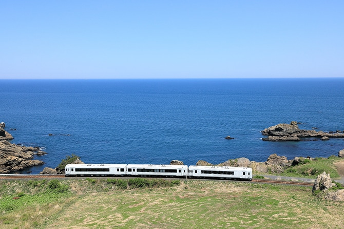 海辺の絶景を満喫できる「TOHOKU EMOTION」●運行区間／八戸～久慈　※土・日曜・祝日を中心に運転。（写真＝マシマ・レイルウェイ・ピクチャーズ）